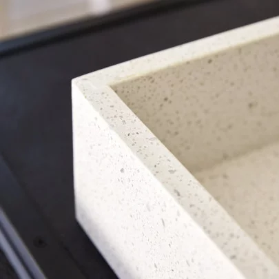 Made - Vasque carrée en terrazzo premium white