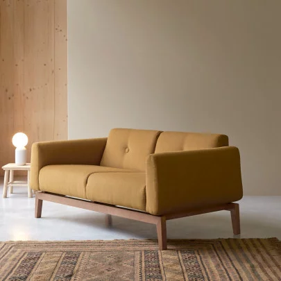 Bjorn - 2-Sitzer-Sofa mit massivem Eichenholzgestell und senffarbenem  Stoffbezug
