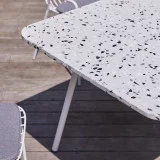 Elio - Table de jardin rectangulaire en terrazzo premium et métal white 4/6 pers.