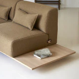 Duffle - Canapé 2 places en chêne et tissu marron avec table intégrée